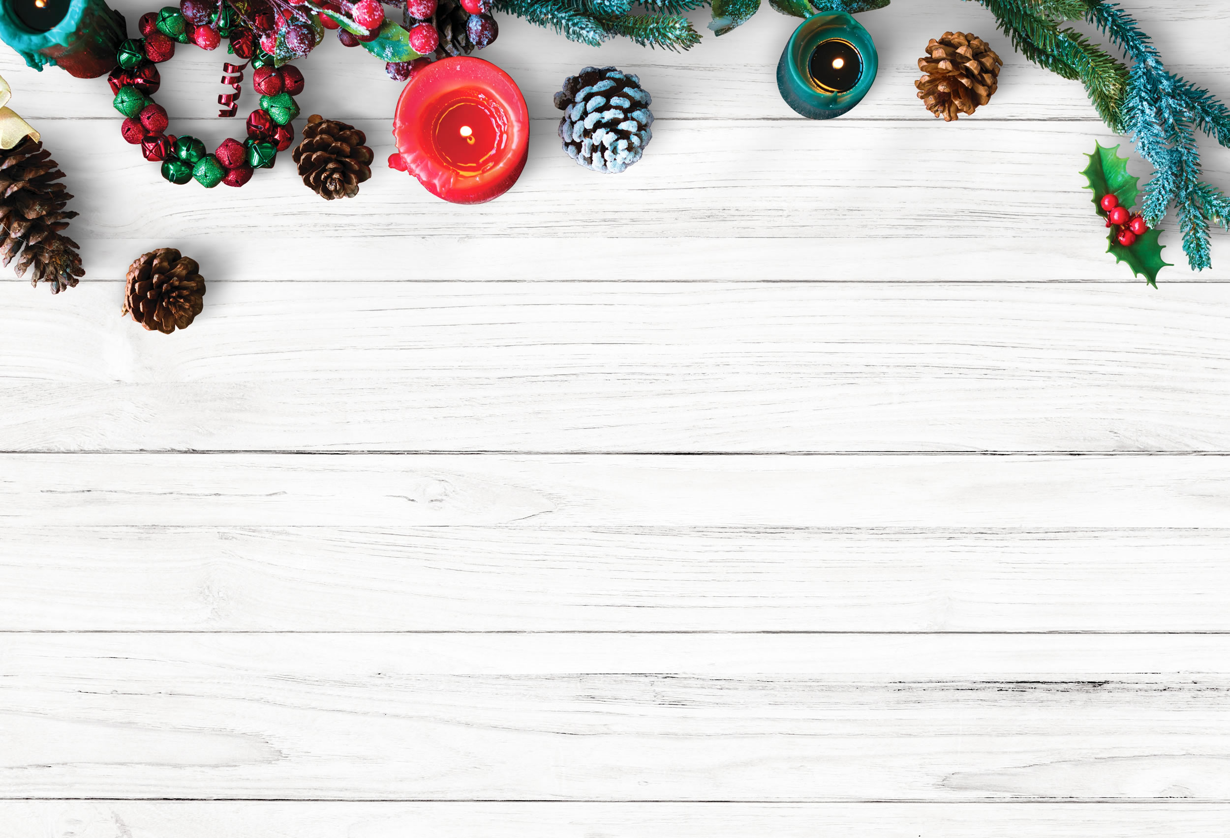 松果 蜡烛 圣诞元素白色木板高清背景图片