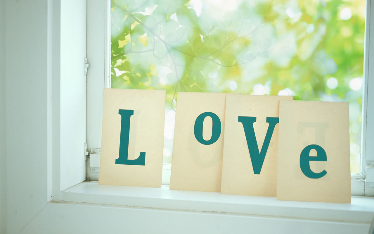 LOVE文字木板浪漫背景图片