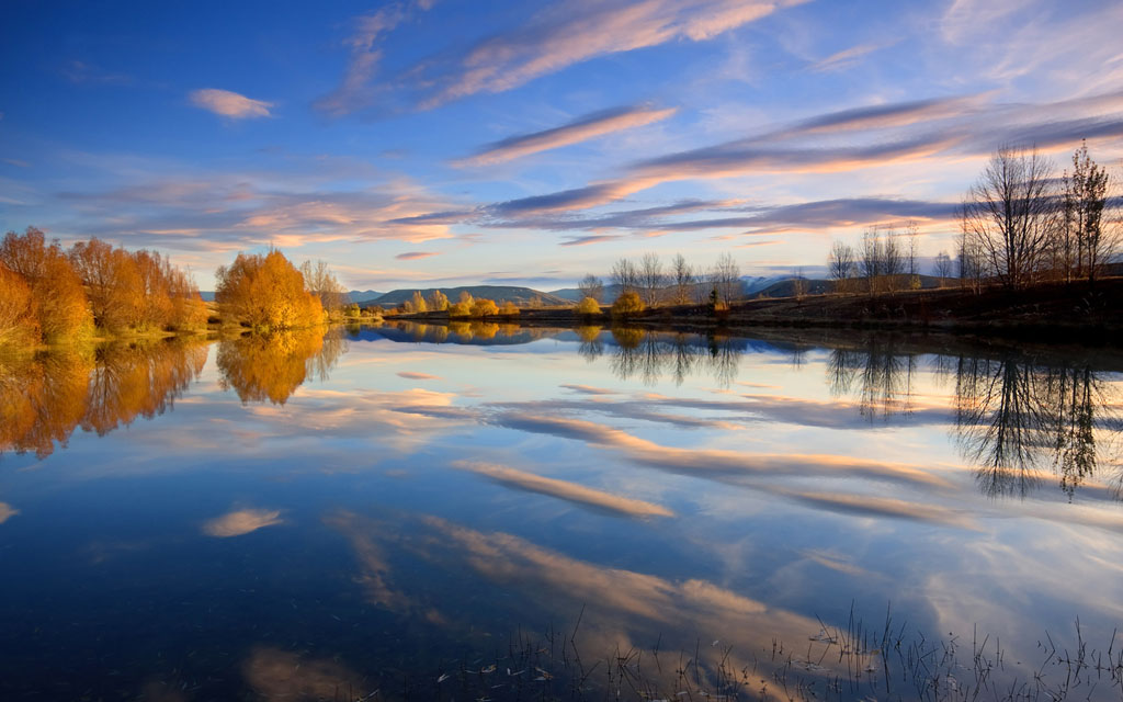 云彩 树林倒影在湖水里秋季风景ppt背景图片
