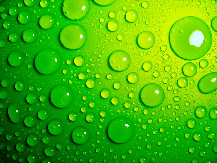 活力绿背景晶莹透亮水滴图片